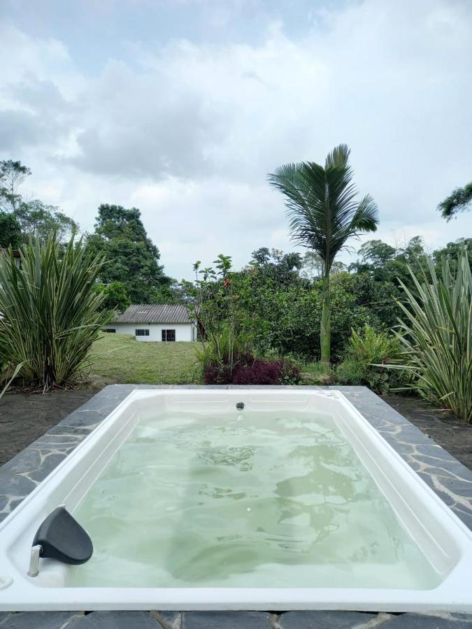 Finca clima templado, quebrada y jacuzzi; los clientes pueden usar todo el espacio y no tendrán que compartirlo con el anfitrión ni con otros huéspedes, calles en buen estado Alban  Exterior foto