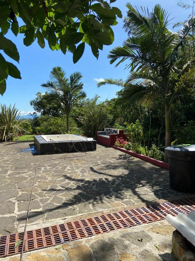 Finca clima templado, quebrada y jacuzzi; los clientes pueden usar todo el espacio y no tendrán que compartirlo con el anfitrión ni con otros huéspedes, calles en buen estado Alban  Exterior foto