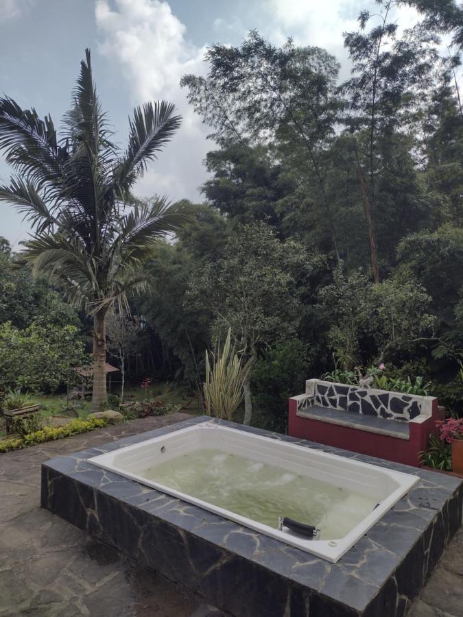 Finca clima templado, quebrada y jacuzzi; los clientes pueden usar todo el espacio y no tendrán que compartirlo con el anfitrión ni con otros huéspedes, calles en buen estado Alban  Exterior foto