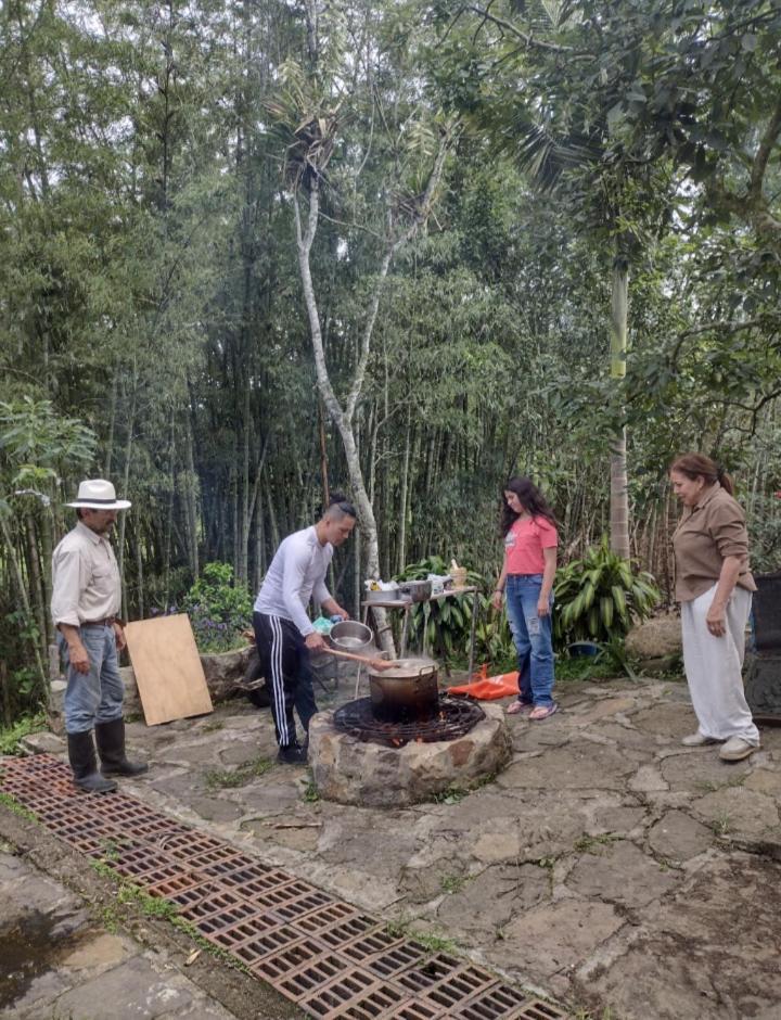 Finca clima templado, quebrada y jacuzzi; los clientes pueden usar todo el espacio y no tendrán que compartirlo con el anfitrión ni con otros huéspedes, calles en buen estado Alban  Exterior foto